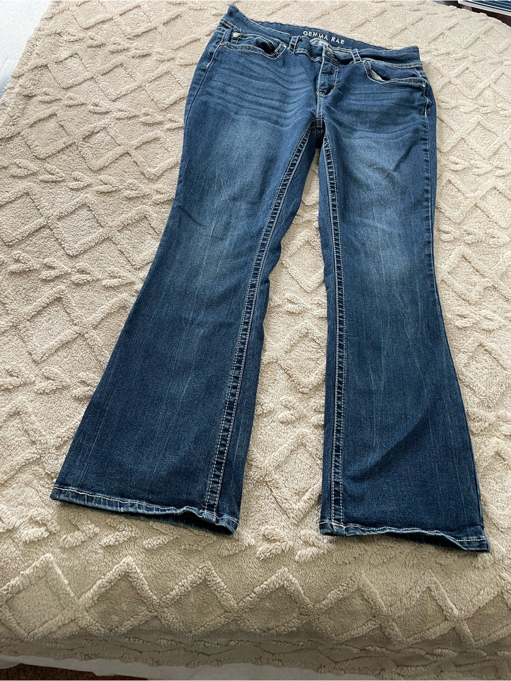 Gemma Rae Women's Indigo Flare Jeans
Sz 18 W. Dressy‎ Jeans w/ Rhinestones